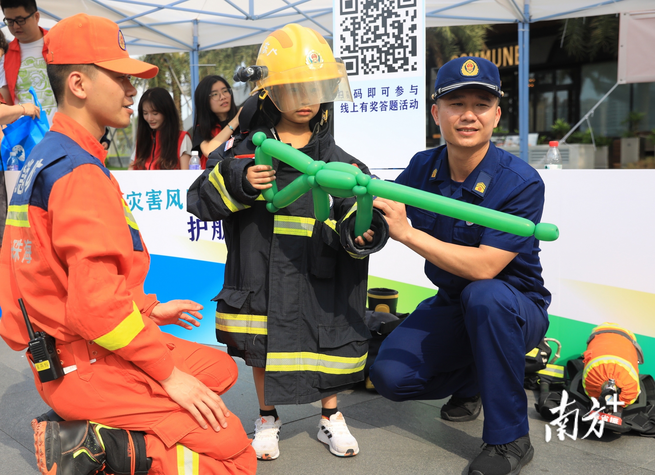 小朋友体验消防设备。 小朋友体验消防设备。