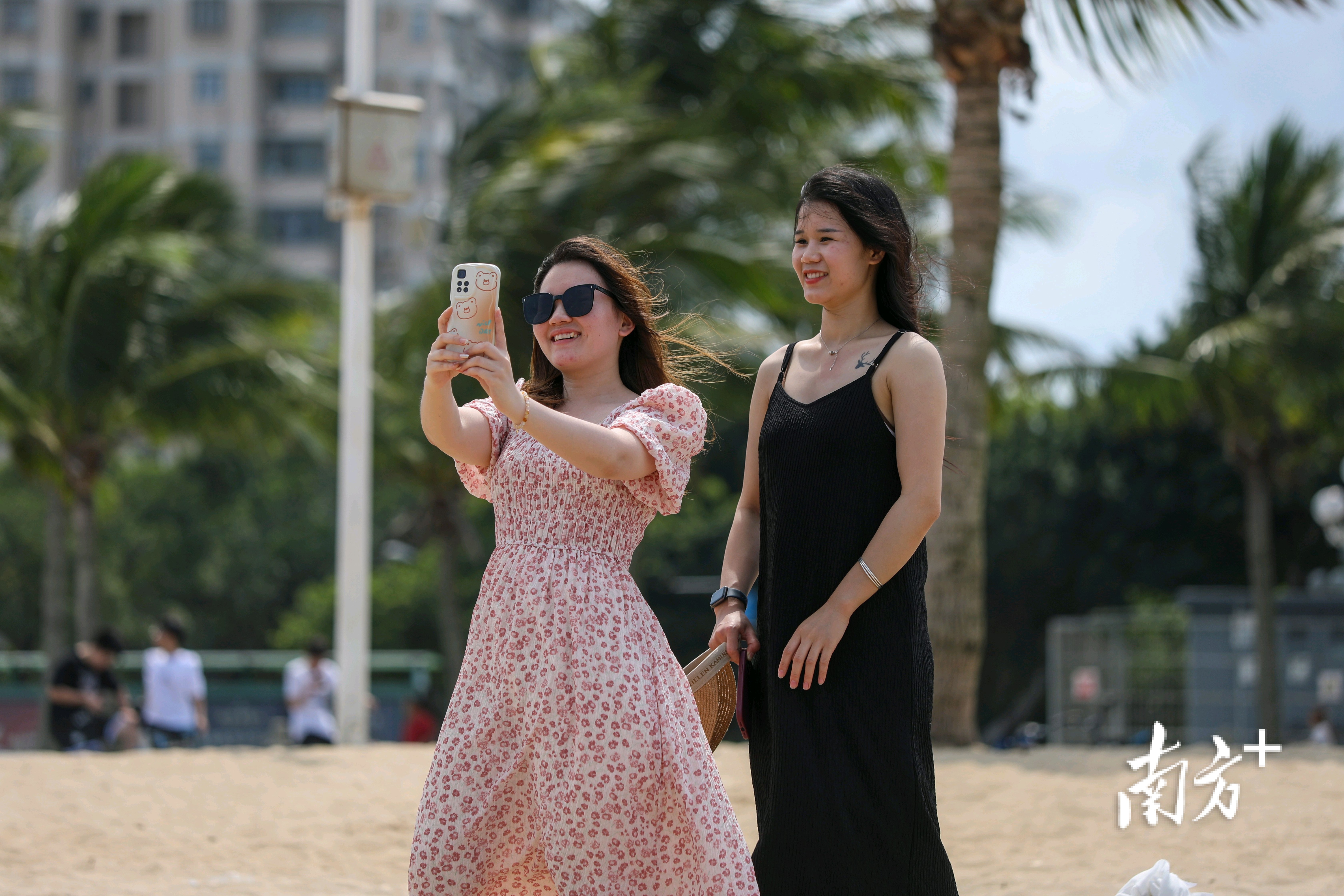 吹着海风,与美丽的风景合张影。 吹着海风,与美丽的风景合张影。