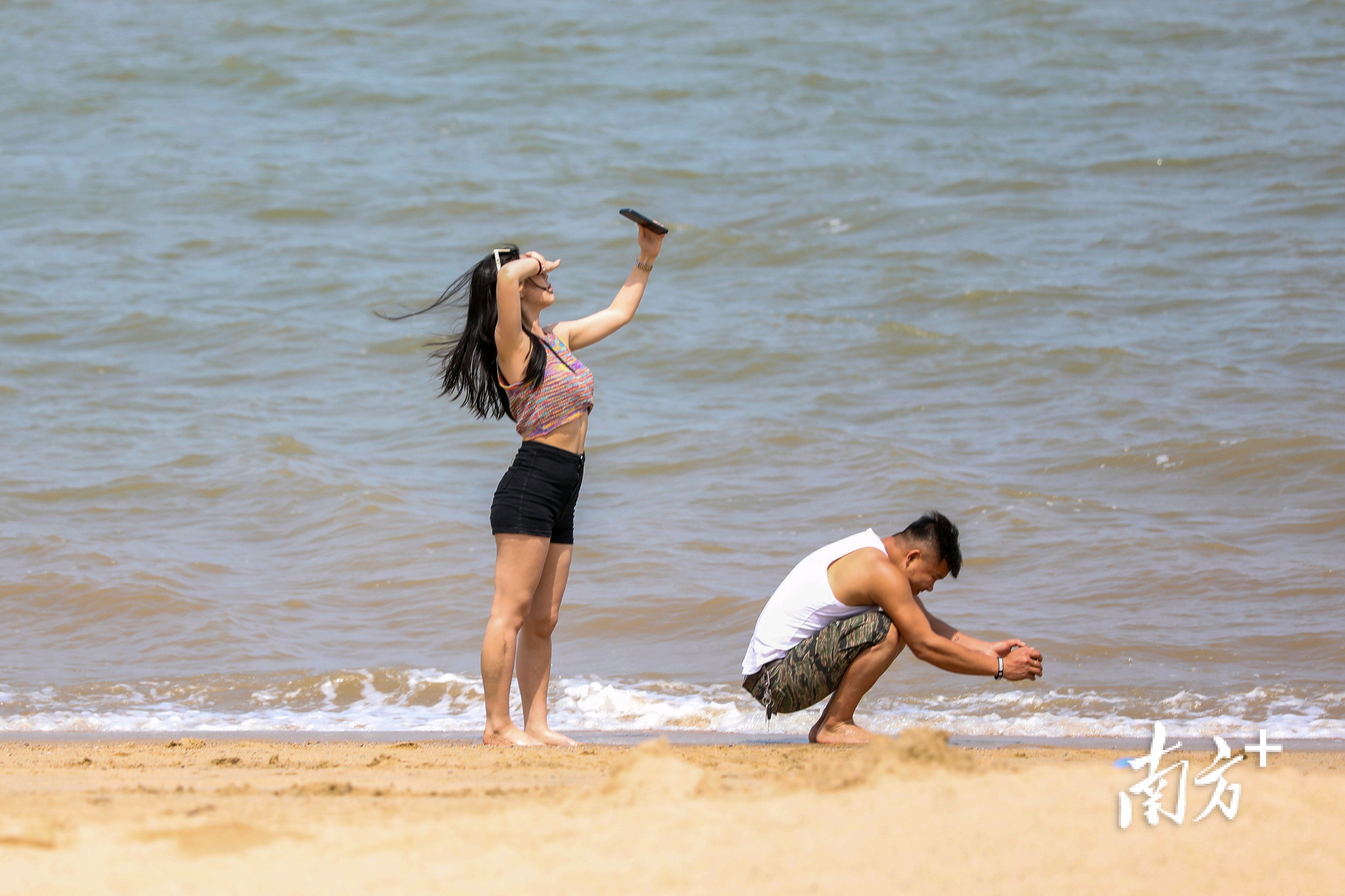 女生自拍,男生拍景.