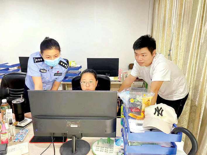 邸磊(左),2012年9月参加公安工作,现任惠城区公安分局情报指挥大队副大队长。 邸磊(左),2012年9月参加公安工作,现任惠城区公安分局情报指挥大队副大队长。