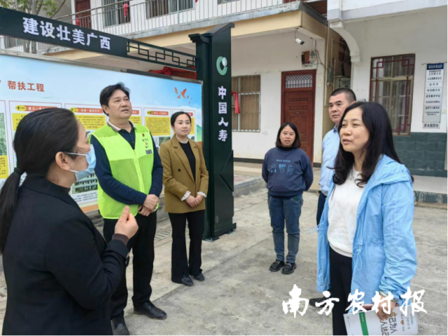調(diào)研組在進遠村鄉(xiāng)村振興示范村考察,。