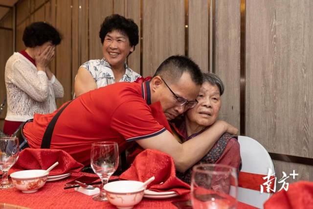 邓海南的儿子邓经思紧紧拥抱姑姑林玉招(右一),喜极而泣.