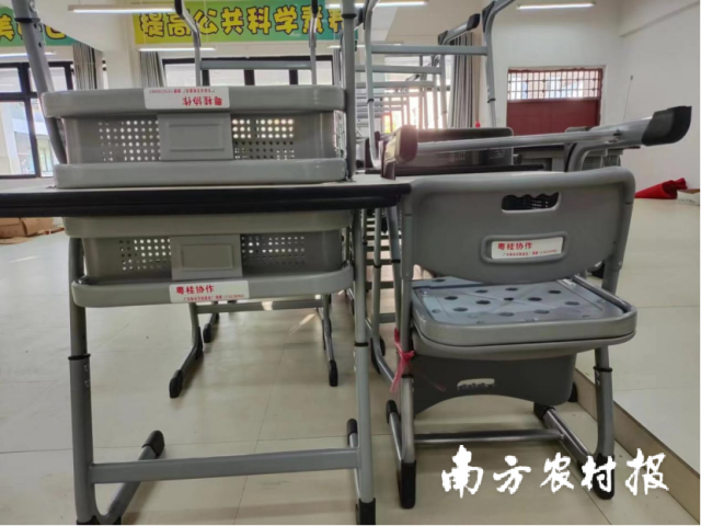 廣東新會百勝家具廠向廣西大新縣萬承學(xué)校捐贈的書桌,、椅子。