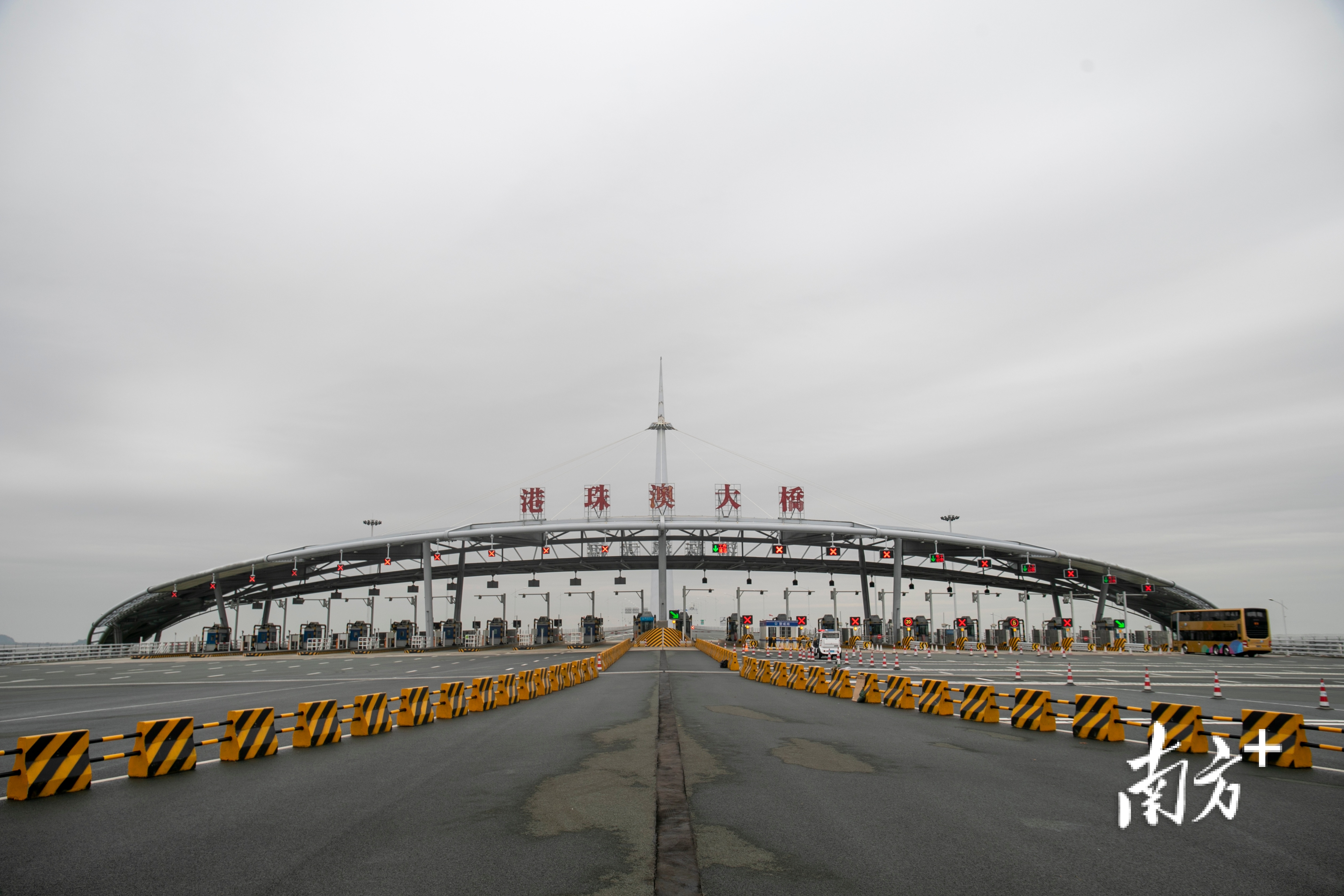 2022年，经港珠澳大桥口岸进出口货物总值达2700亿元。