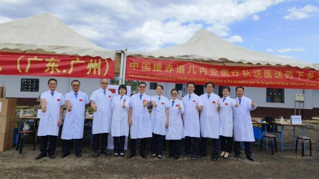 中国医疗队到赤道几内亚农村义诊，场面火爆
