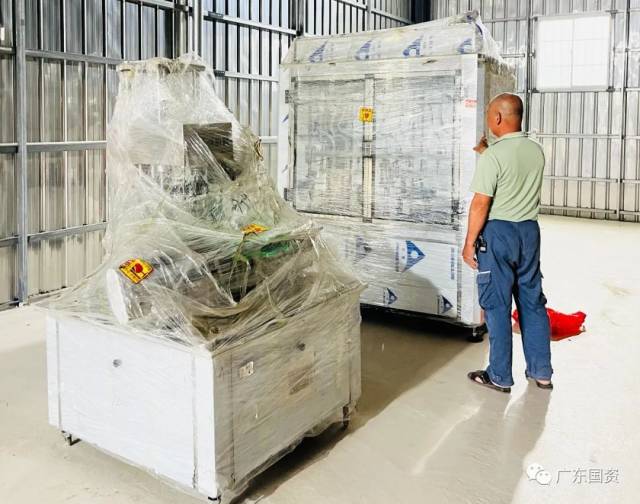 灰寨镇马路村橄榄酒厂内的储酒罐和灌装设备。