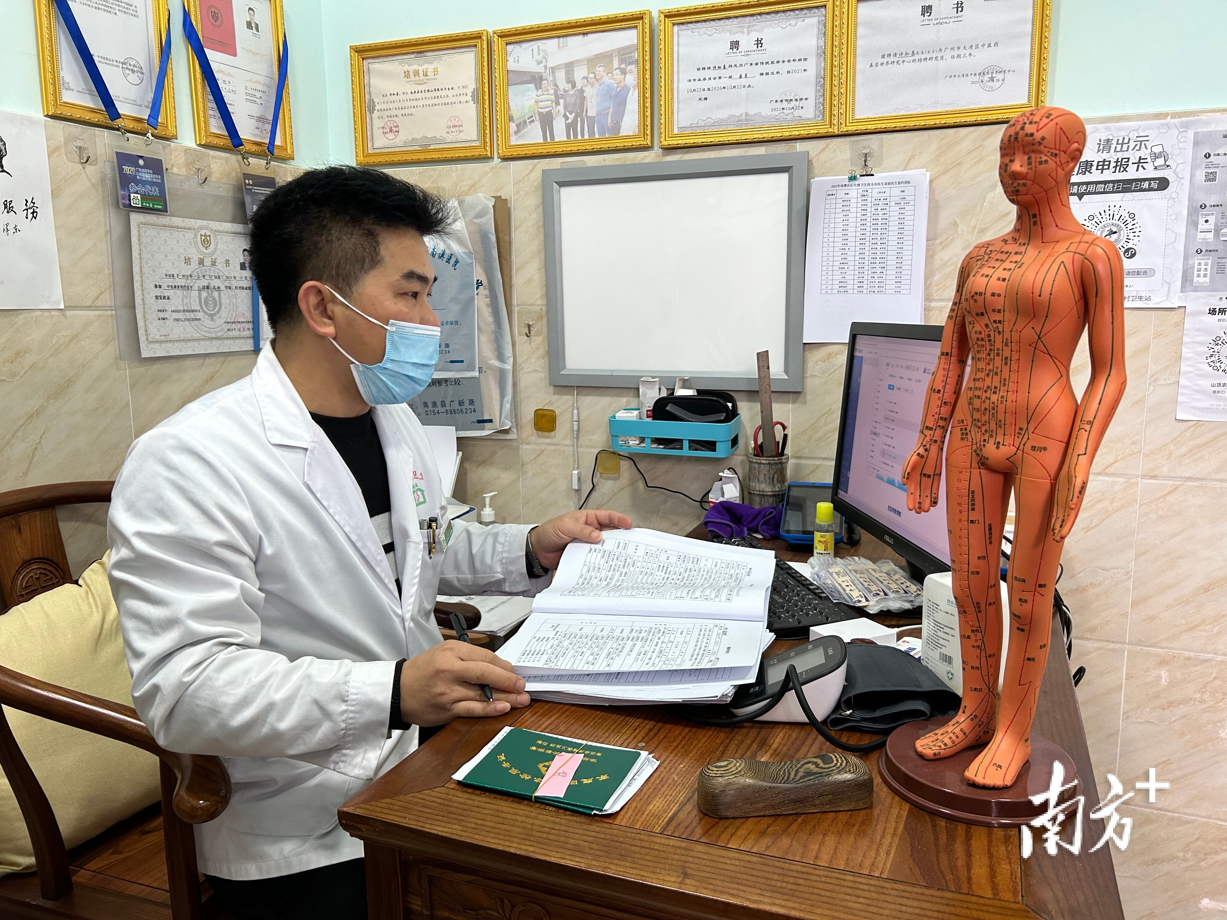 后宅镇山顶农村卫生站村医许加喜正在运用信息化工具为村民建档。彭深 摄