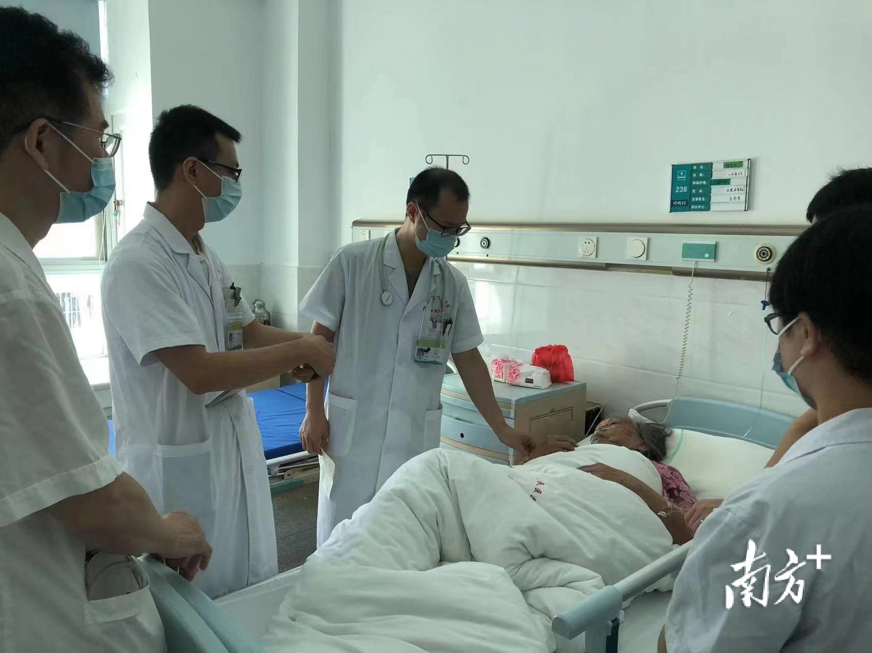 汕头市中心医院组团式帮扶专家在联合病房为糖尿病患者进行诊疗。受访者供图