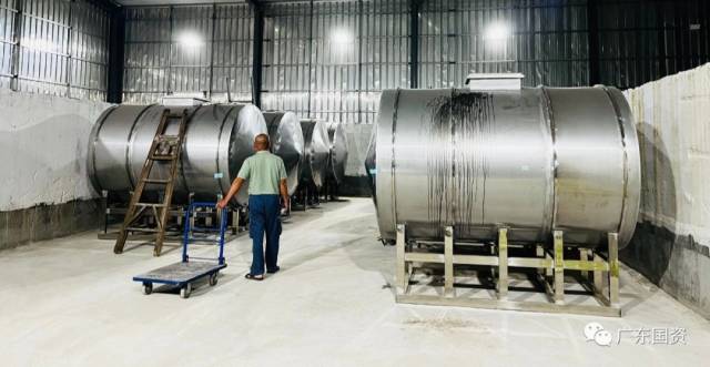 灰寨镇马路村橄榄酒厂内的储酒罐和灌装设备。