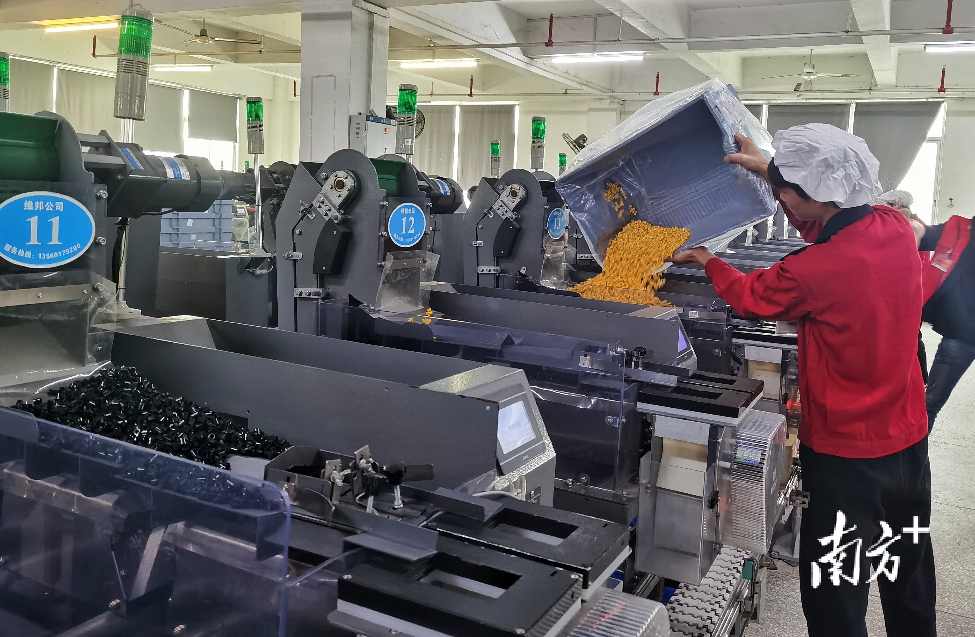 广东森宝文化实业有限公司生产车间火力全开。