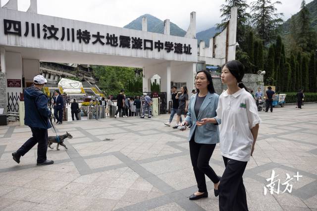 临近"5·12"汶川地震纪念日,许多学校组织师生前来映秀漩口中学遗址