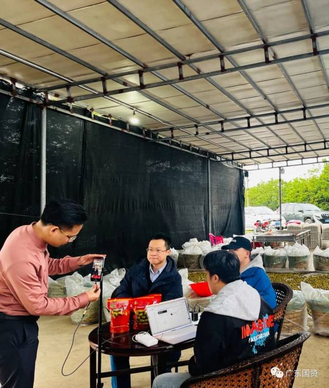 广物控股集团派驻马路村第一书记参与直播销售。