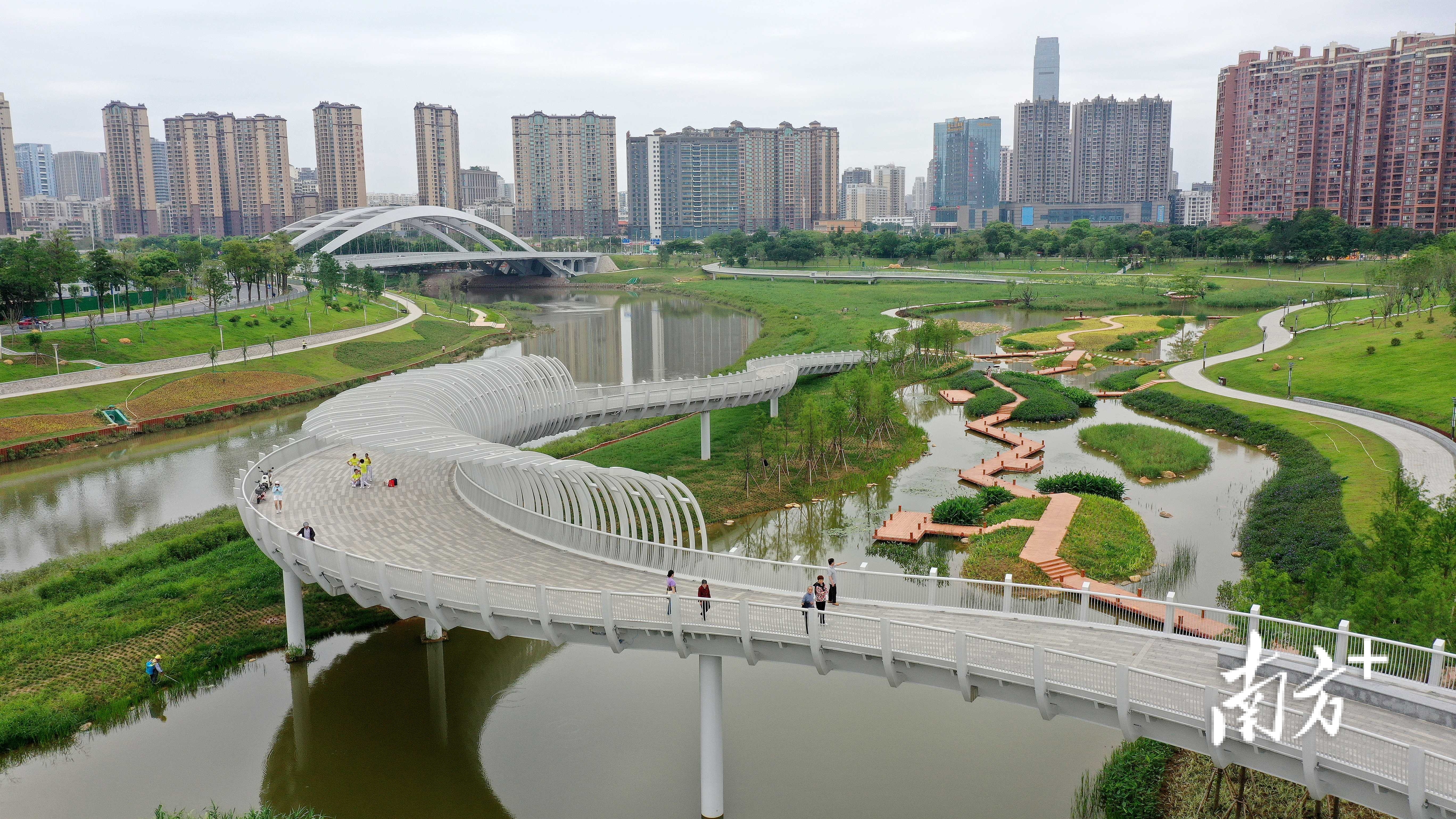 空中走廊如游龙般串起绿道。