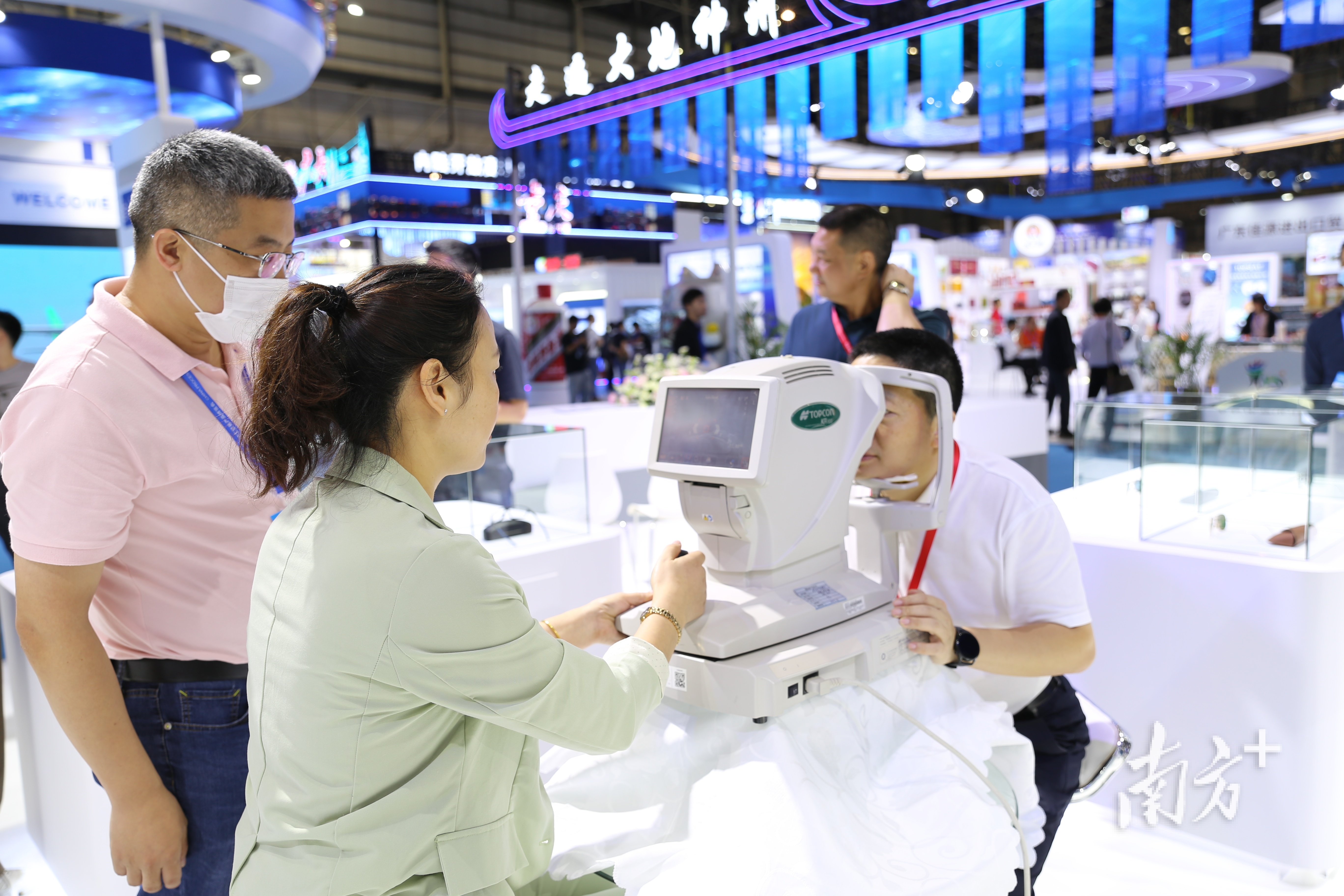 参展人员体验产品。李玲 摄 参展人员体验产品。李玲 摄