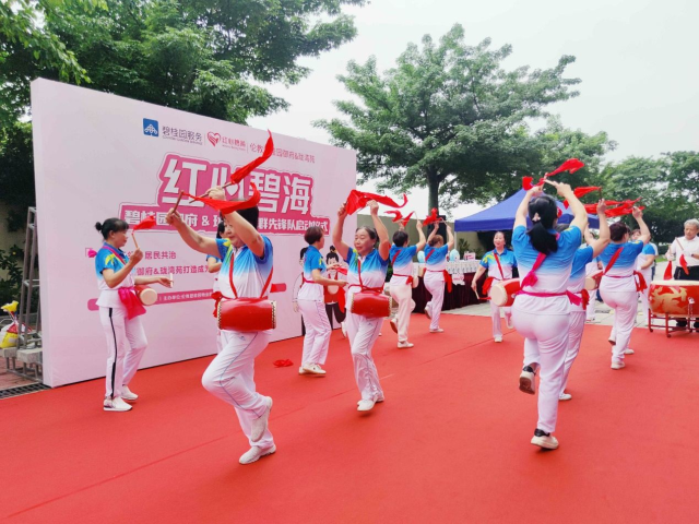 伦教碧桂园“红心碧海”启动仪式上，居民代表团进行节目表演。