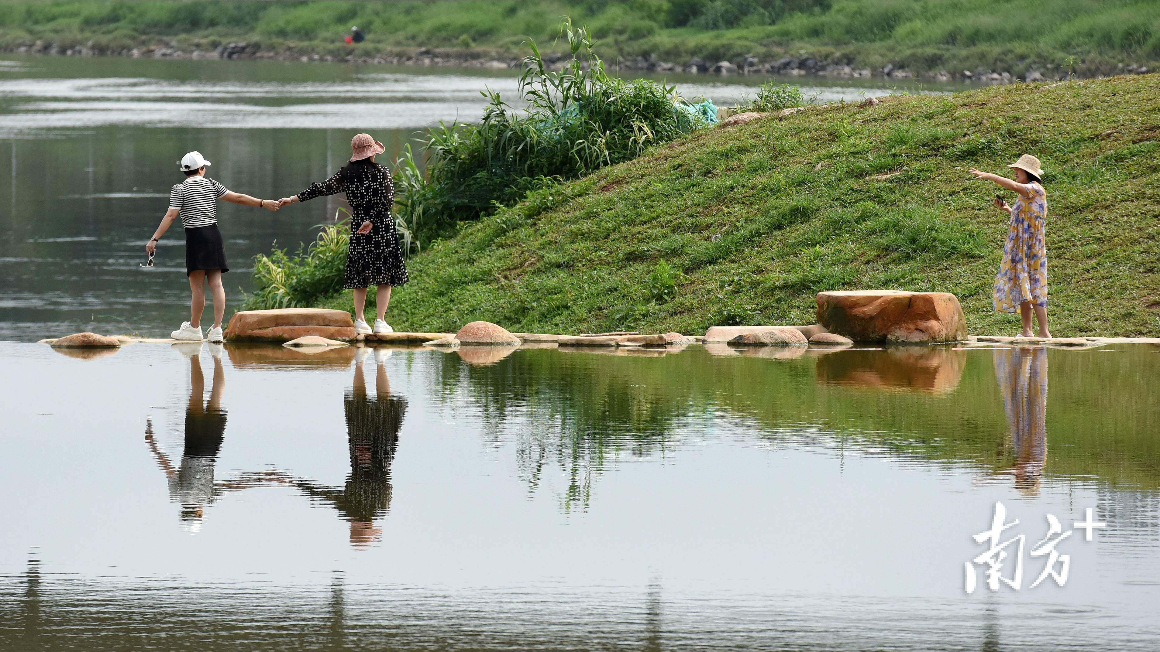 市民拍照打卡，享受美丽风光。