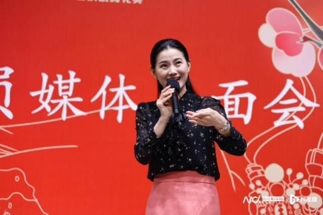 郑芳芳在媒体见面会上清唱。