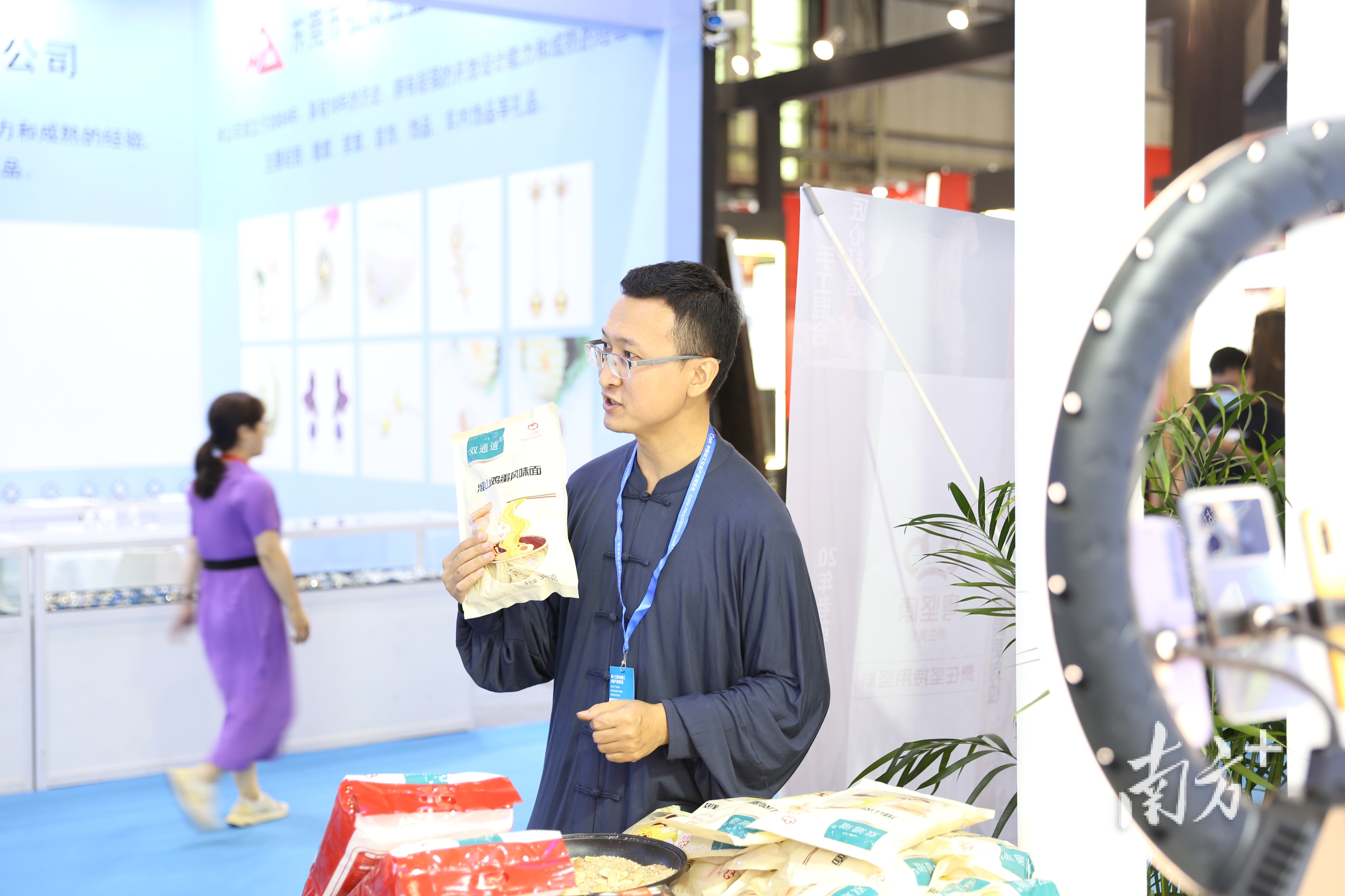 某展位负责人正在直播。 李玲 摄 某展位负责人正在直播。 李玲 摄