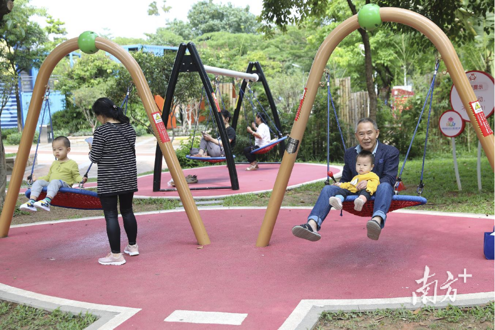 住户在石鼓社区儿童公园“遛娃”。