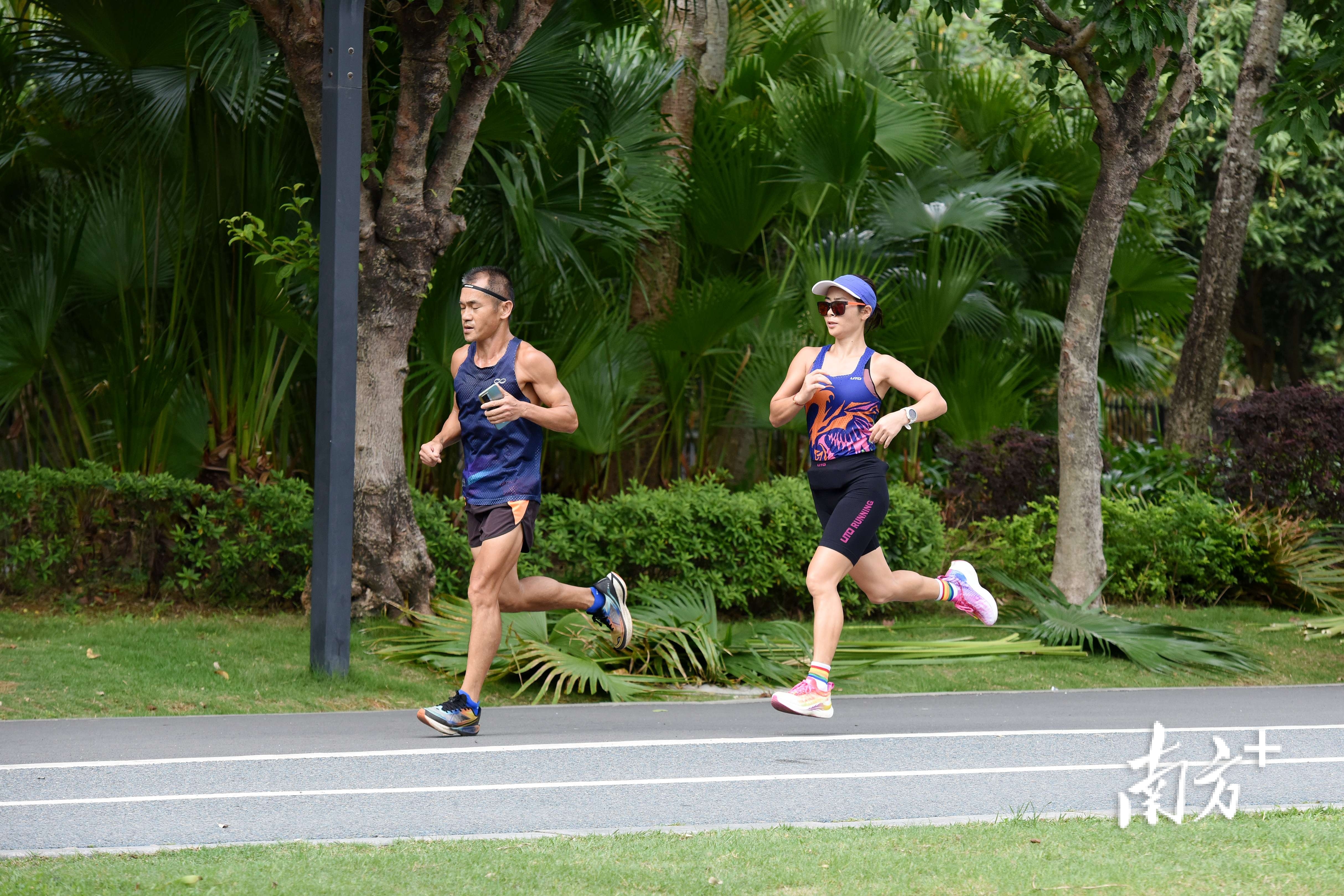 市民沿着跑道锻炼。 