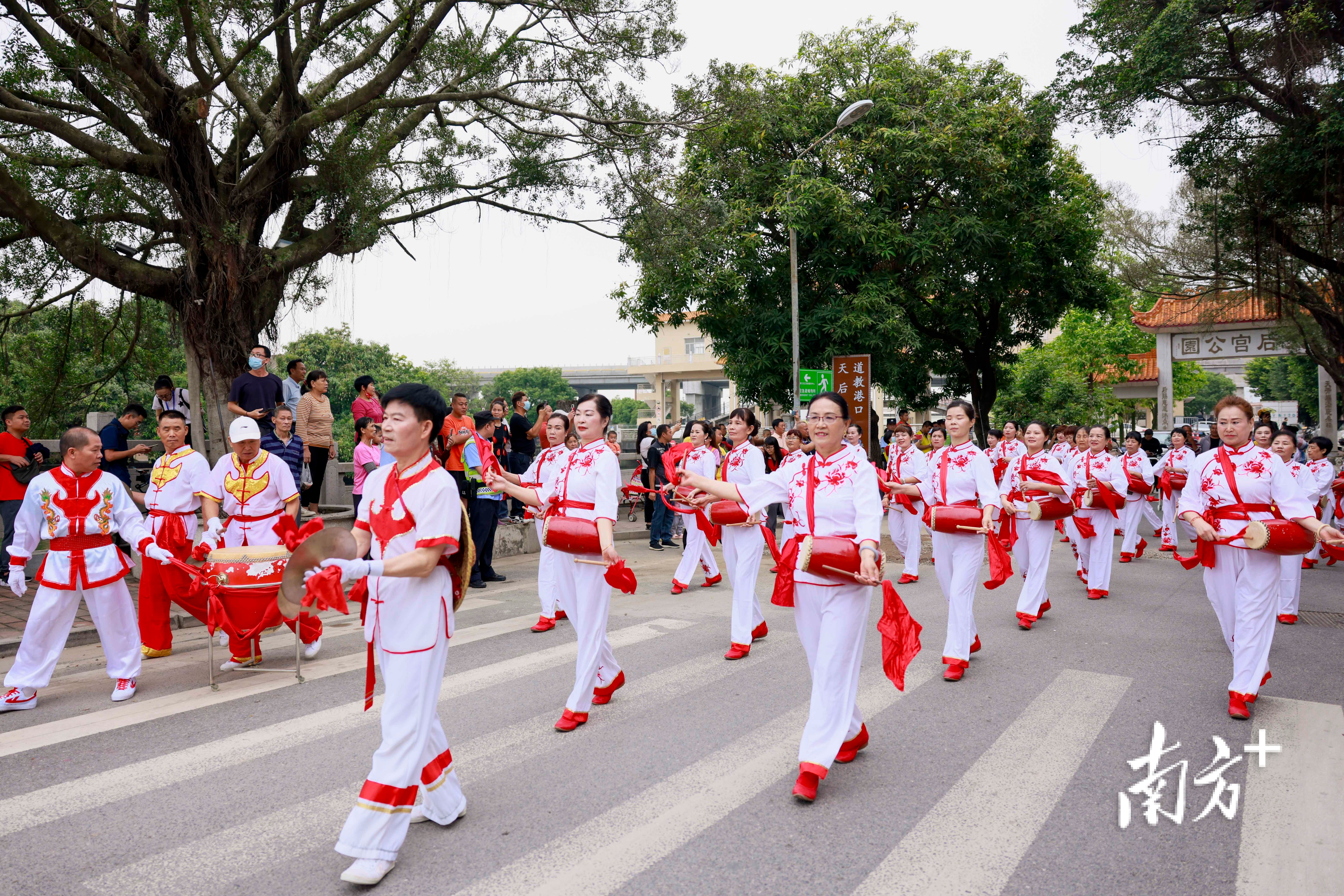 港口社区腰鼓队。