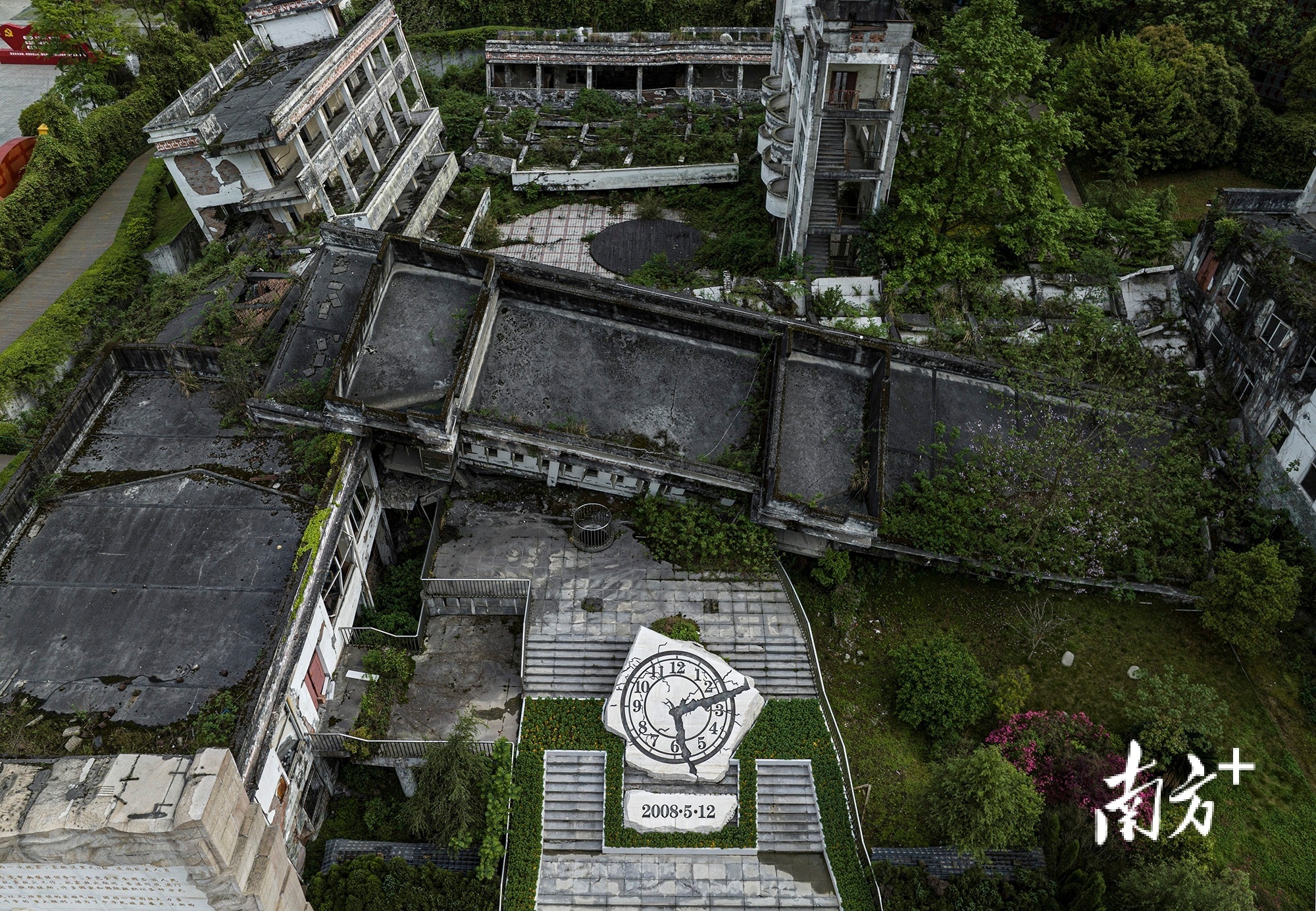 地震中受损的漩口中学如今成为地震遗址景观