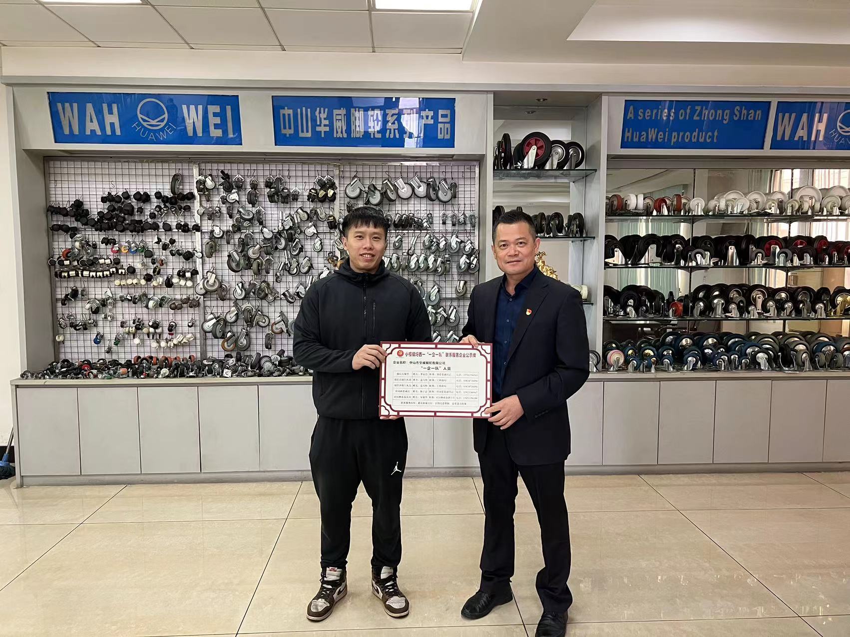 超过1000家企业工厂里立起的“一企一队”公示牌，反映了小榄服务企业的全面与细致。 通讯员 小榄镇融媒体中心 供图