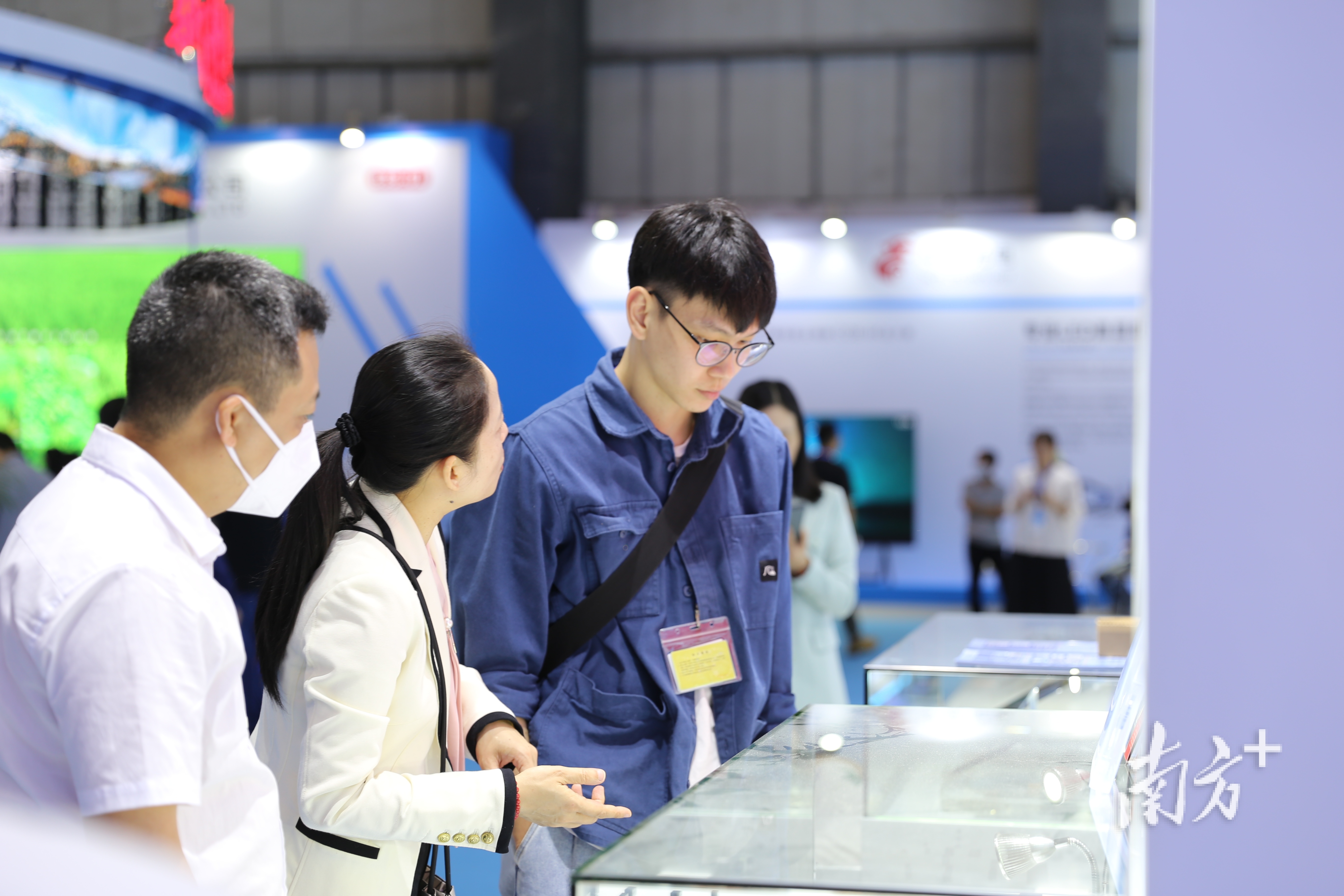 粤贸全球专精特新馆内参展商介绍其产品。 李玲 摄 粤贸全球专精特新馆内参展商介绍其产品。 李玲 摄