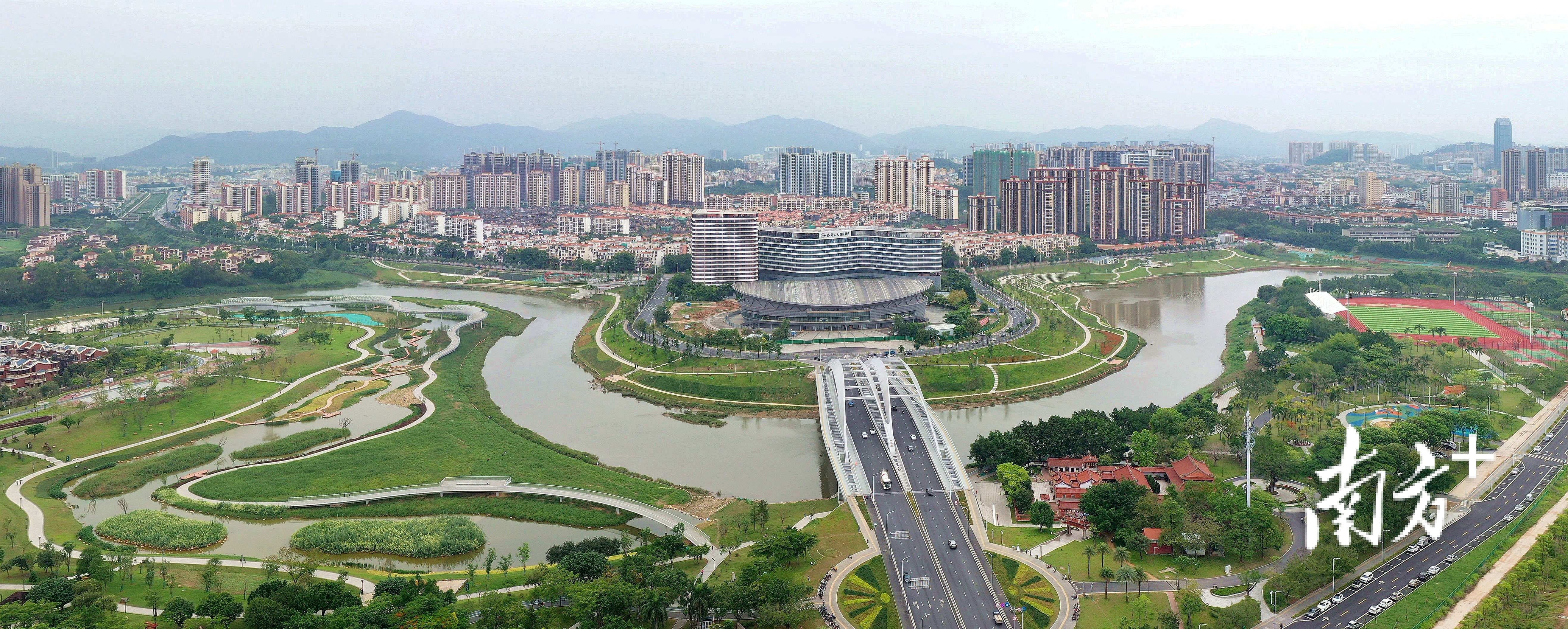 惠阳区在淡水河畔建起环境美丽的滨水公园。 