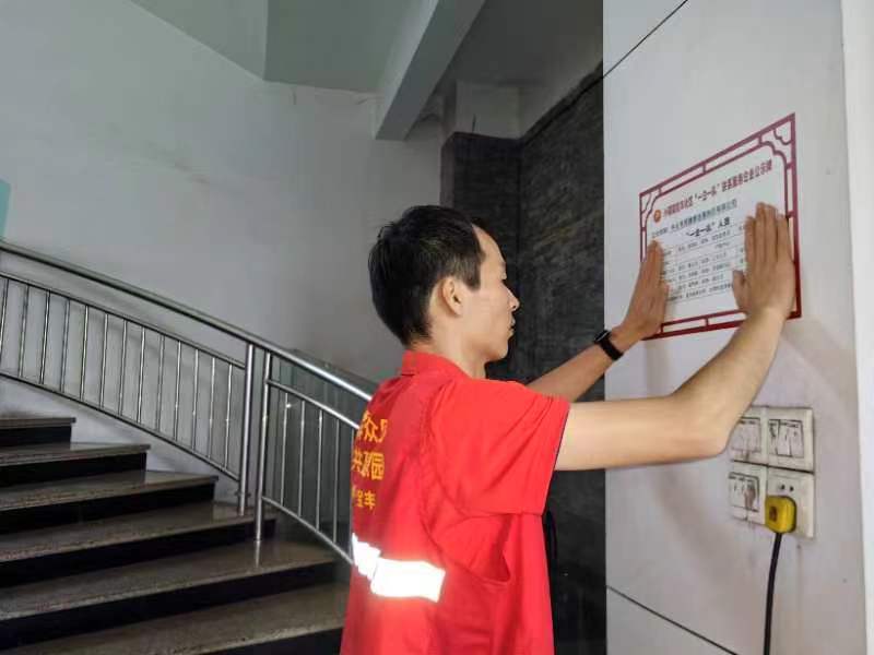 目前，全镇已有28个村（社区）完成超1000家企业的挂牌工作，包括规上企业和规下样本企业，方便企业在遇到困难时联系政府寻求帮助。  通讯员 小榄镇融媒体中心 供图