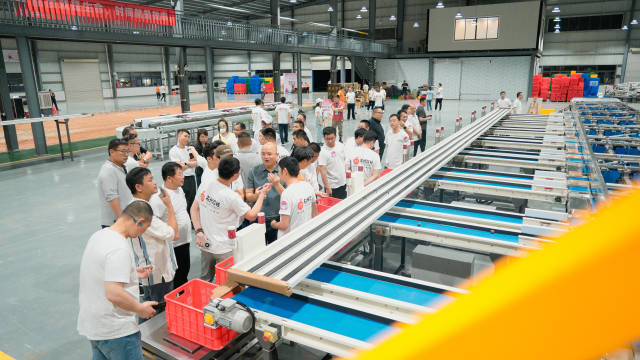 采购商们参观荔枝分拣机器