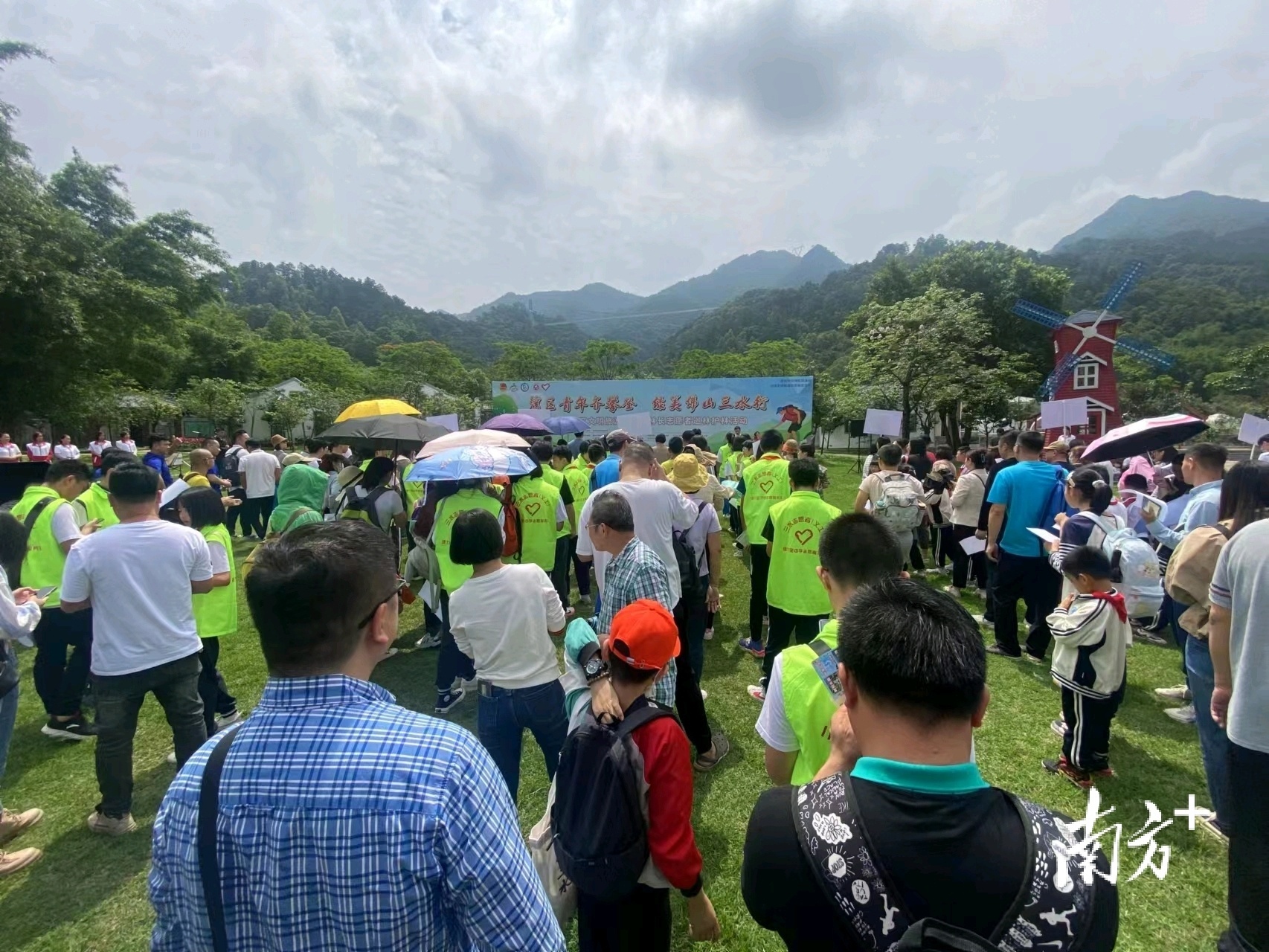 来自香港、澳门、深圳、广州、肇庆等大湾区城市的青年商会、志愿者、少先队等代表参与活动。