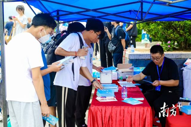 向市民大众宣传中华白海豚和海洋环境保护知识。 向市民大众宣传中华白海豚和海洋环境保护知识。