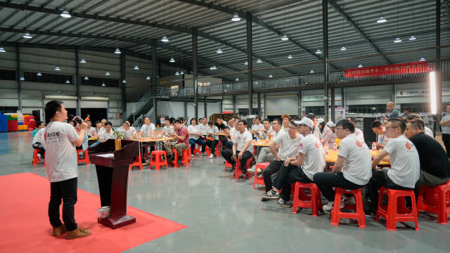 采购商和供应商双方在分选基地开展夜话沙龙