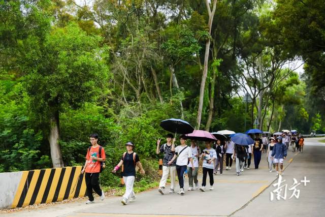 穿越北回归线千人徒步团开启守护海洋精灵之旅。