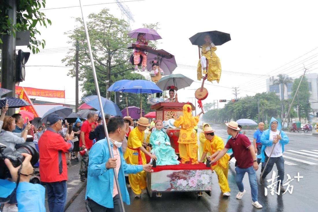 沿途村民游客驻足拍照。彭伟宗 摄