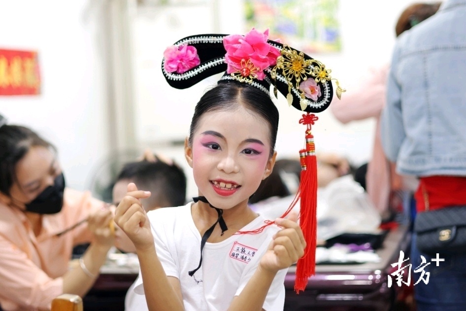 飘色小演员完成妆容。彭伟宗 摄