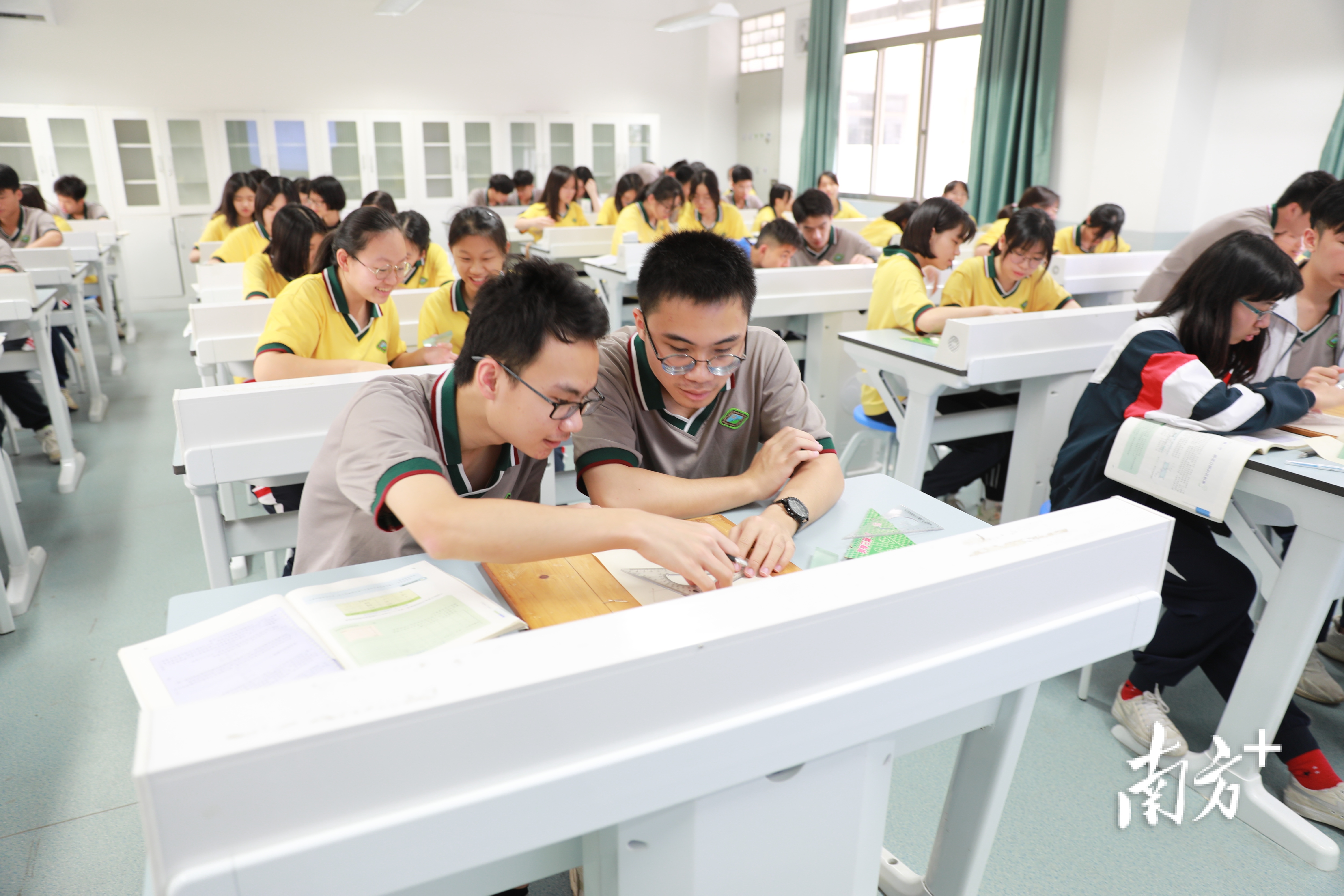 石门中学学子在学科实验室学习。校方供图