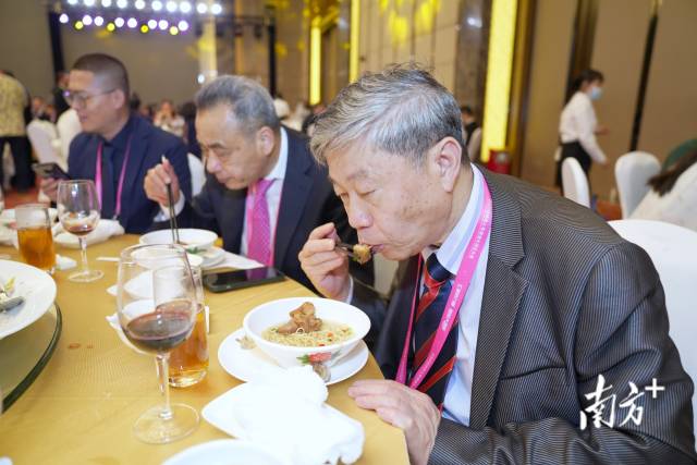 吃到了心心念念的猪脚面。 杨兴乐 摄 吃到了心心念念的猪脚面。 杨兴乐 摄