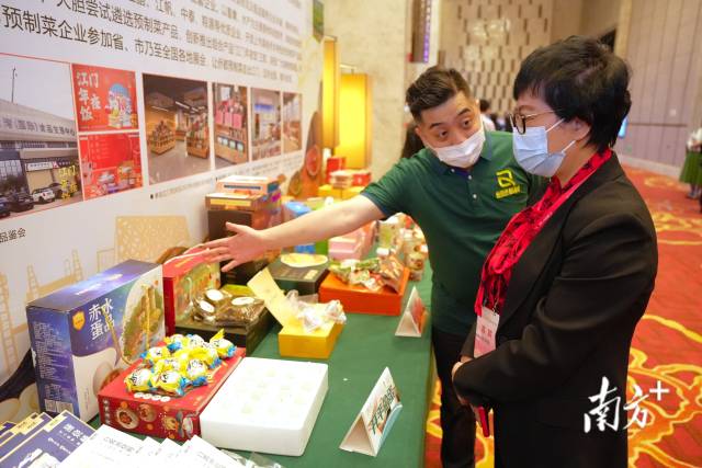 工作人员介绍预制菜。杨兴乐 摄 工作人员介绍预制菜。杨兴乐 摄