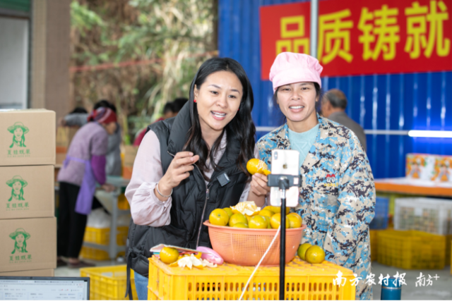  农场阿姨客串直播间。