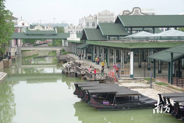 江门赤坎华侨古镇内，游客尽情畅游。南方日报记者 杨兴乐 摄