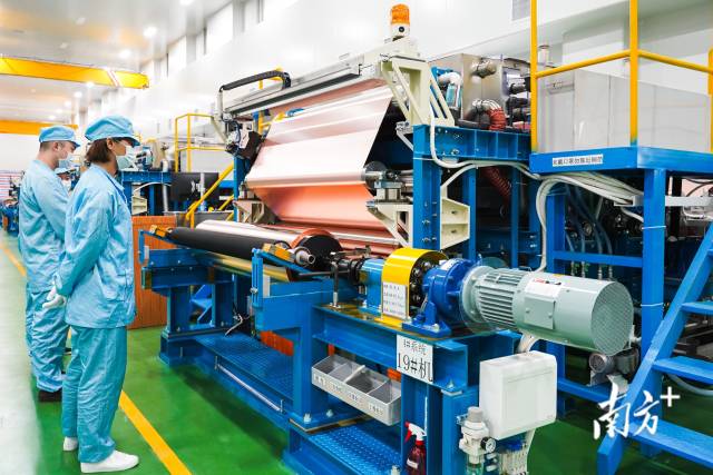 嘉元科技生产车间内,生箔阴极辊缓缓转动,薄如蝉翼的铜箔随即剥离卷取