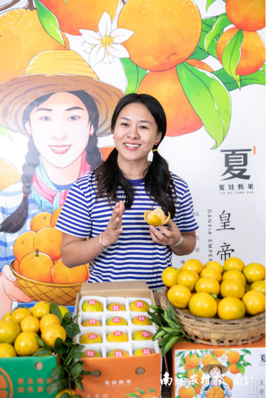 “夏娃”朱细华在直播带货。