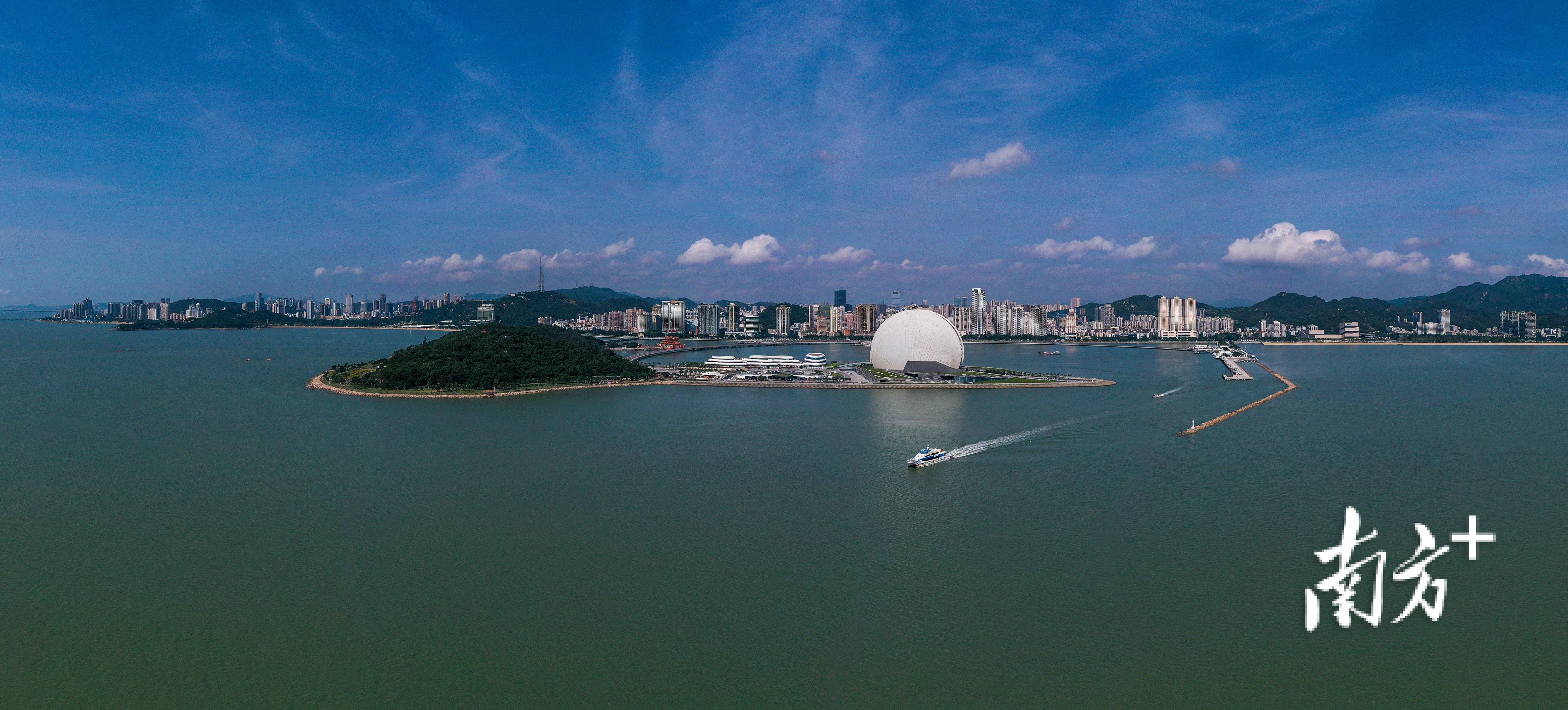 “日月贝”伫立在碧海蓝天之间，在阳光的照射下勾勒出极致纹理的光影视觉。
