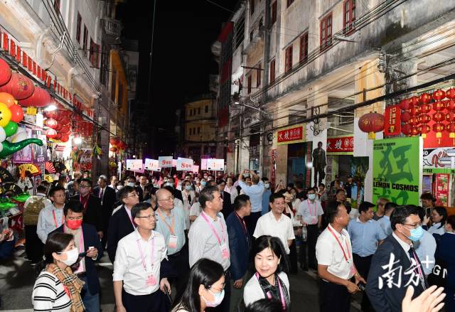 海外华侨华人代表来到江门长堤历史文化街区游览。肖雄 王俊涛 摄 海外华侨华人代表来到江门长堤历史文化街区游览。肖雄 王俊涛 摄