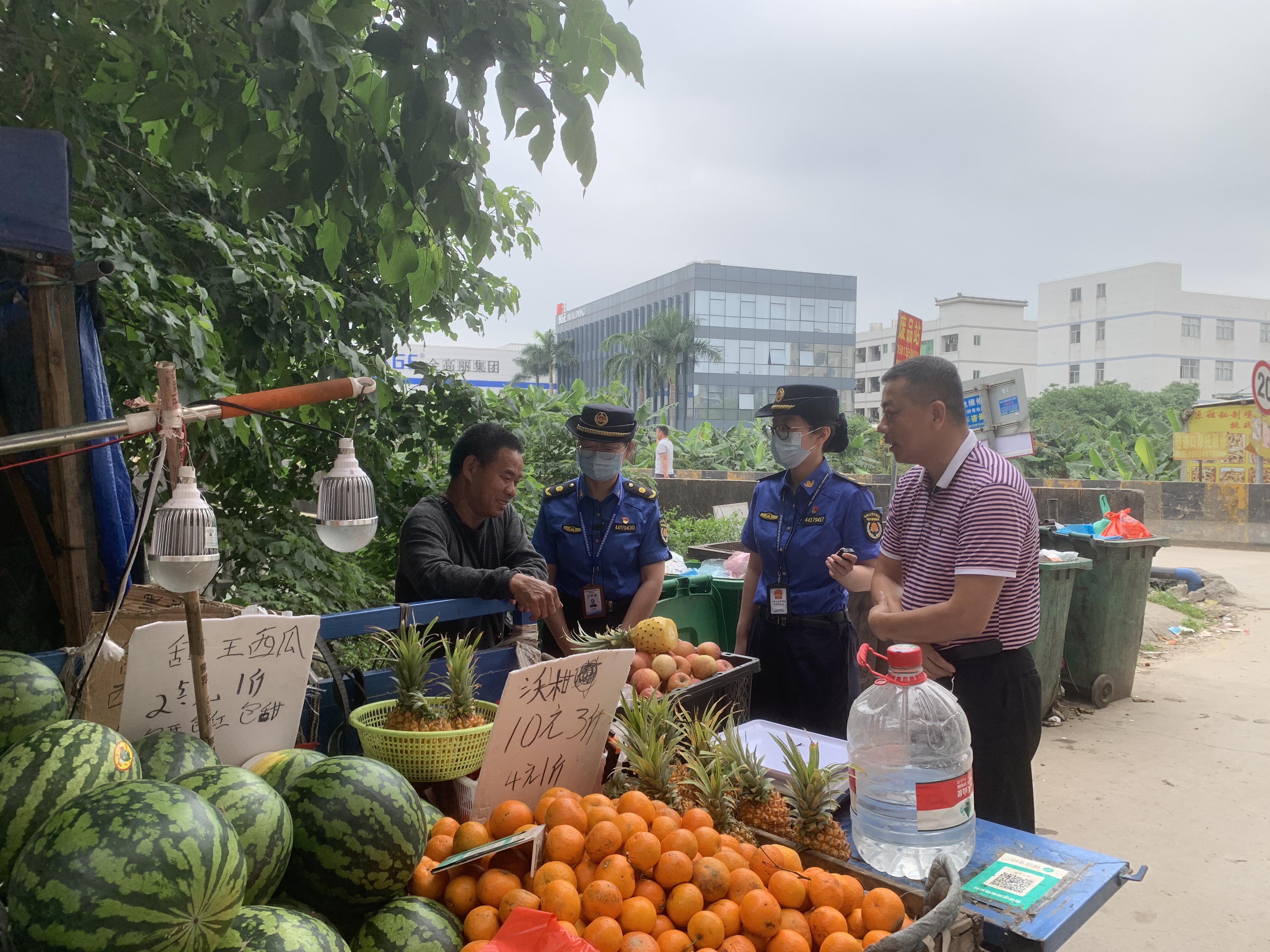 5月17日上午，肇庆市城市管理和综合执法局高新区分局上门探望文大叔。