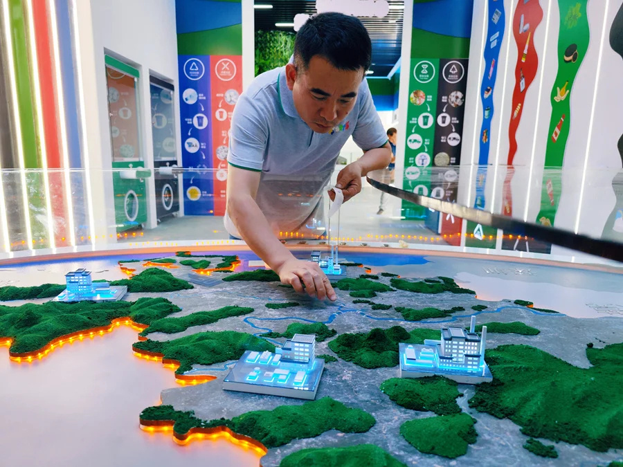 工作人员正在对展馆设施做最后的布置调整。