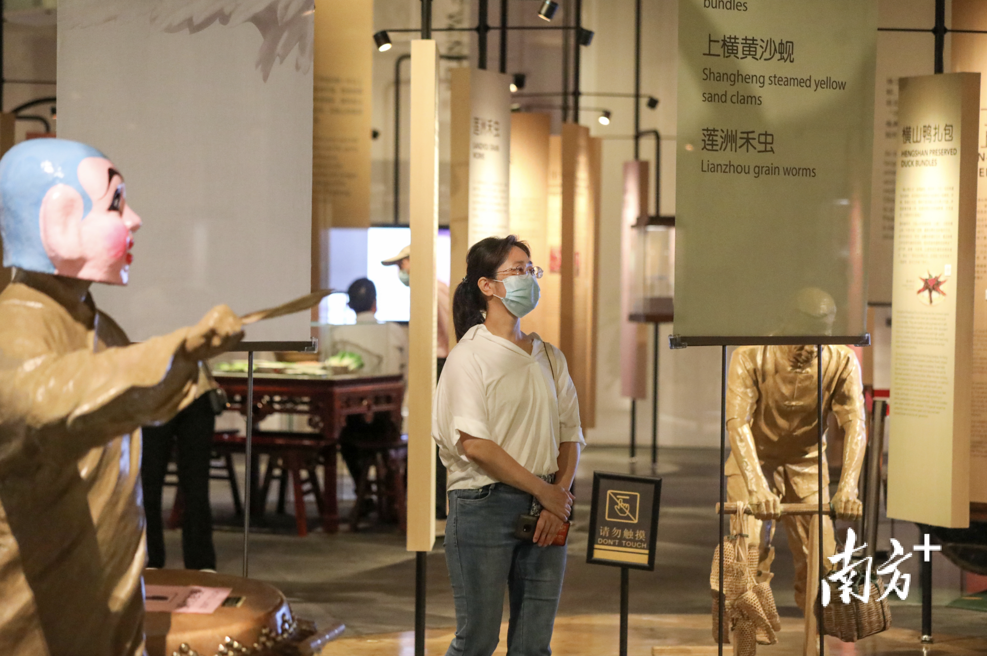 游客在珠海博物馆非遗文化展区驻足观赏。 游客在珠海博物馆非遗文化展区驻足观赏。