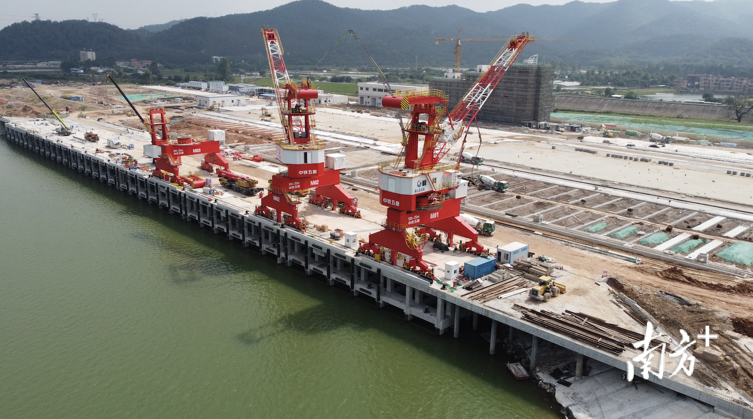 佛山港高明港区高荷码头工程项目加快建设中。高明区发改局供图